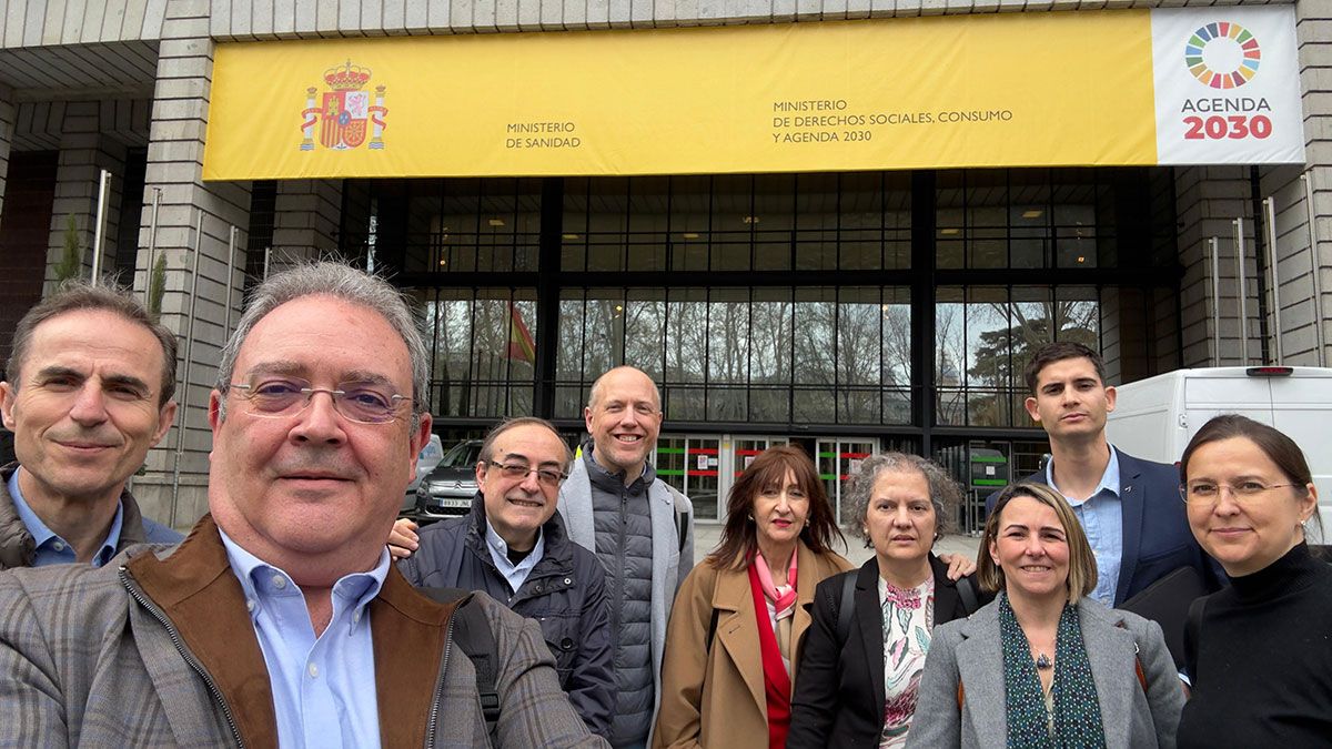 Reunion en el ministerio de sanidad y consumo con la ministra monica garcia para discutir sobre el estatuto marco
