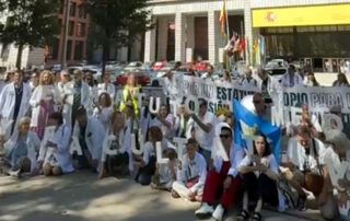 Protesta de médicos frente al Ministerio de Sanidad convocada por Sindicato Médico Avanza y APEMYF, reclamando un Estatuto Médico propio.