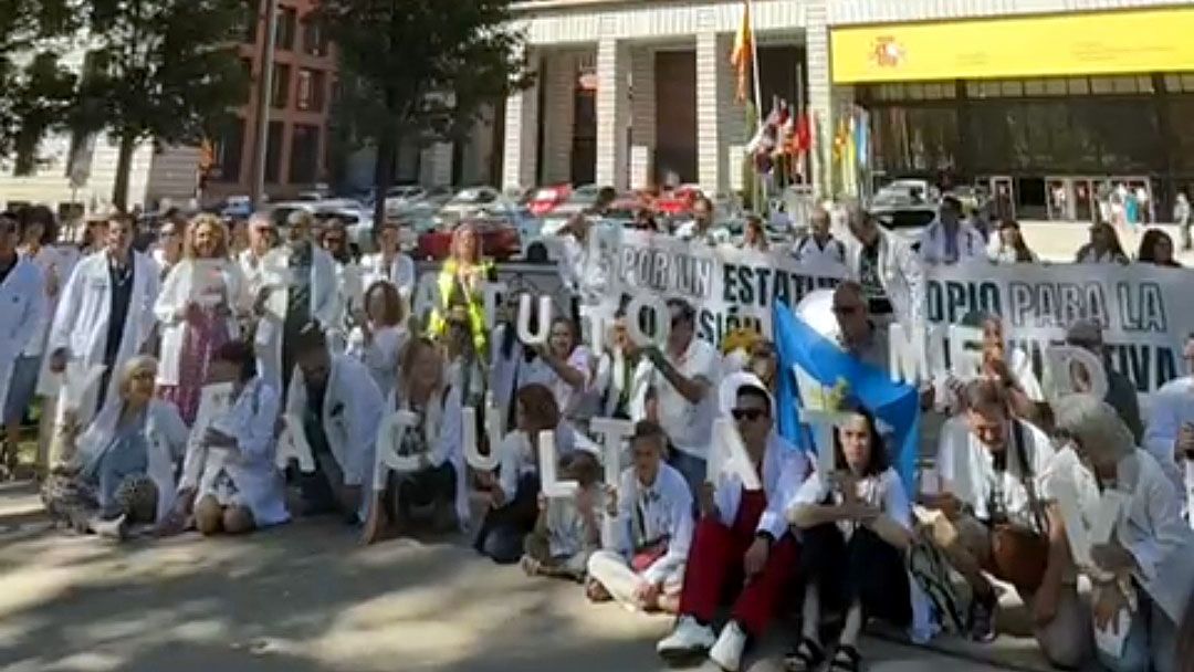 Protesta de médicos frente al Ministerio de Sanidad convocada por Sindicato Médico Avanza y APEMYF, reclamando un Estatuto Médico propio.