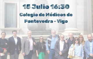 Representantes de APEMYF frente al Congreso anunciando el webinar del 15 de julio en el Colegio de Médicos de Vigo