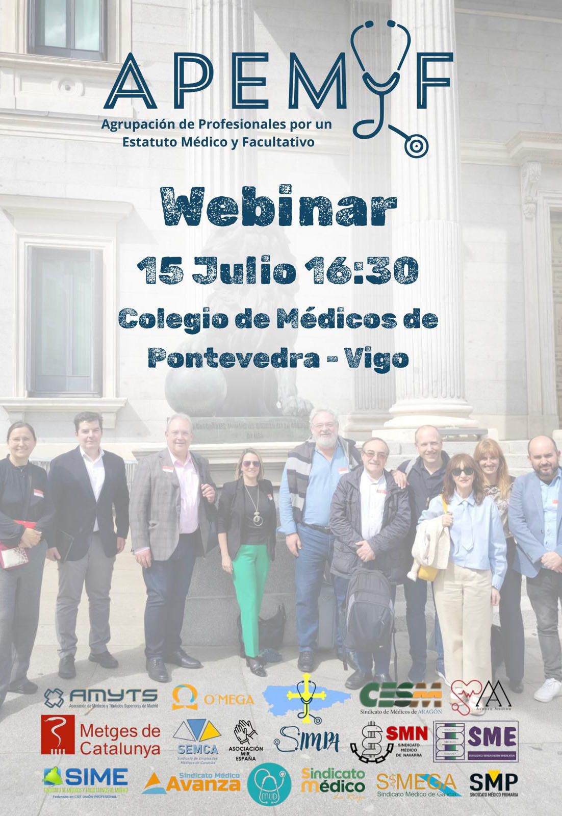 Representantes de APEMYF frente al Congreso anunciando el webinar del 15 de julio en el Colegio de Médicos de Vigo