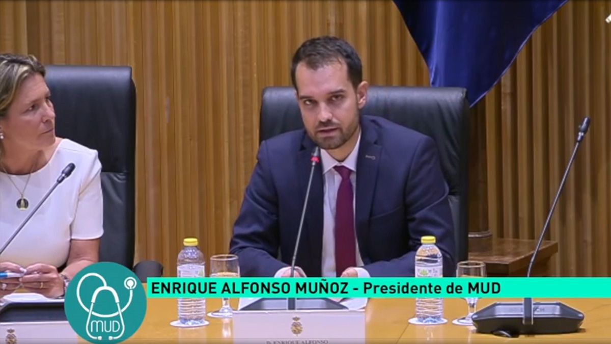 Enrique Alfonso Muñoz, presidente de MUD, interviene en el Congreso defendiendo el Estatuto del Médico.