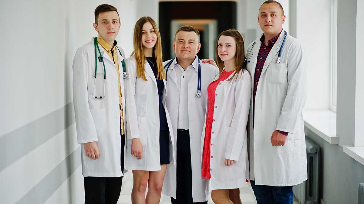 Médicos jóvenes con bata blanca en hospital, imagen representativa de medicos que se apuntan a la bolsa de trabajo de Sanidad de la Comunidad Valenciana