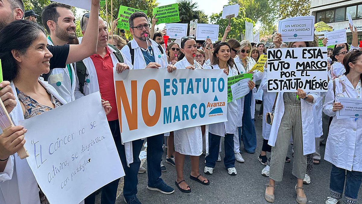 Médicos de Avanza en huelga con pancartas “No al Estatuto Marco” (3 de octubre)