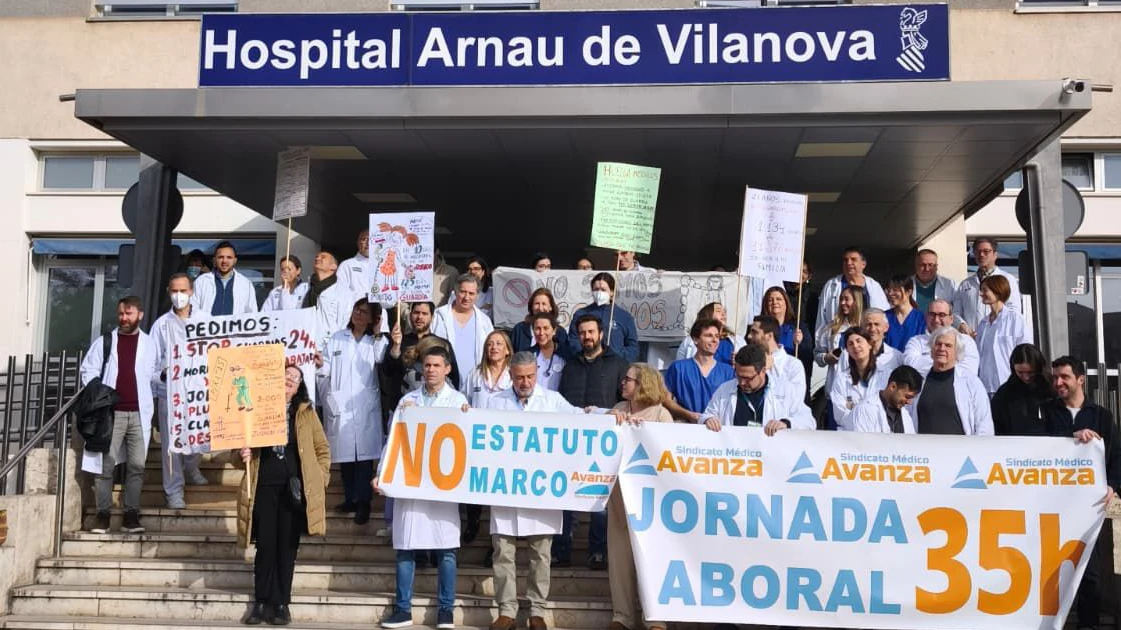 Concentración de médicos en el Hospital Arnau de Vilanova de València durante la huelga del 14 de enero de 2026 (Sindicato Médico Avanza)