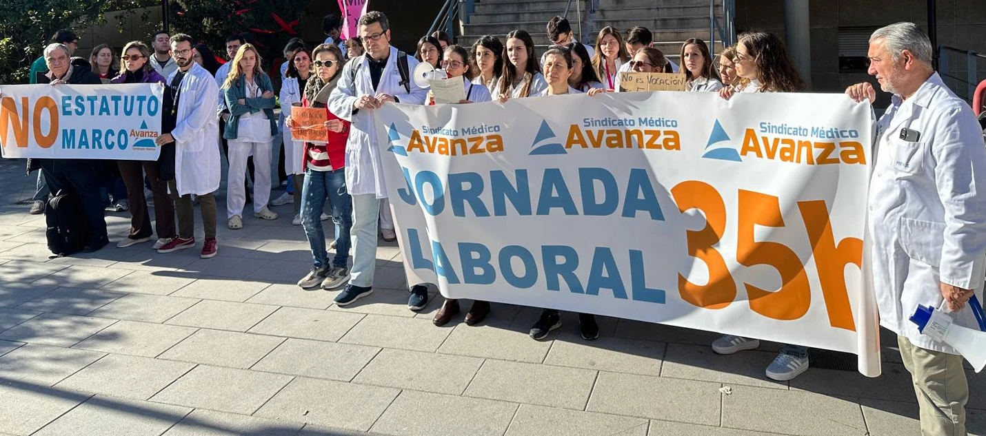 Concentración de médicos en el Hospital Universitario Doctor Peset de València durante la huelga médica de enero de 2026 (Sindicato Médico Avanza)