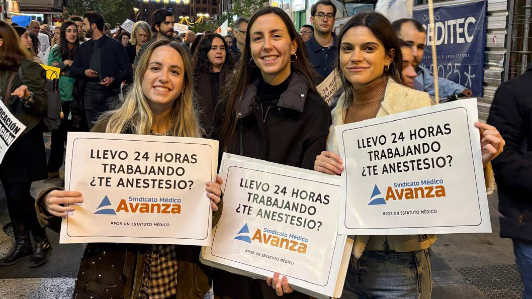 Tres medicos sostienen carteles “Llevo 24 horas trabajando ¿te anestesio?” durante una protesta sanitaria.