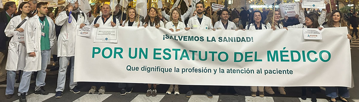 Médicos con bata sostiene una pancarta “Por un Estatuto del Médico” en una manifestación en València.