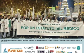 Manifestación de médicos en Valencia por un Estatuto del Médico con pancarta “Salvemos la sanidad” (Sindicato Médico Avanza).