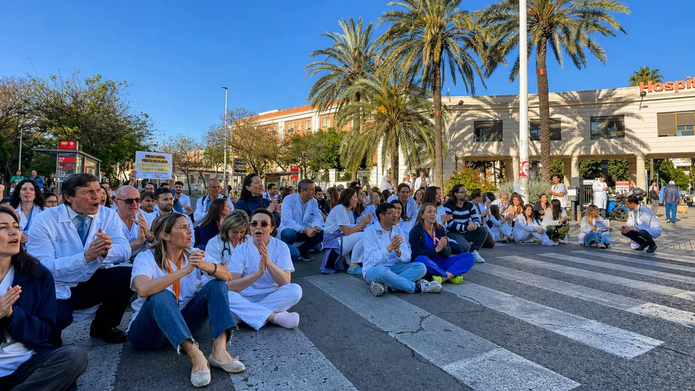 Médicos sentados durante la huelga de mayo en el Hospital General de Valencia