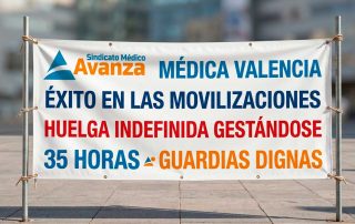 Pancarta del Sindicato Médico Avanza anunciando el éxito de las movilizaciones y la gestación de una huelga indefinida por las 35 horas y guardias dignas, con la Consellería de Sanidad de fondo.
